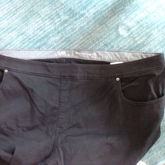 Midrise Black Leggings - Picture 3 of 4